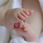 Image représentant des pieds de bébé, illustrant les bienfaits de l’ostéopathie pour le bien-être des bébés.