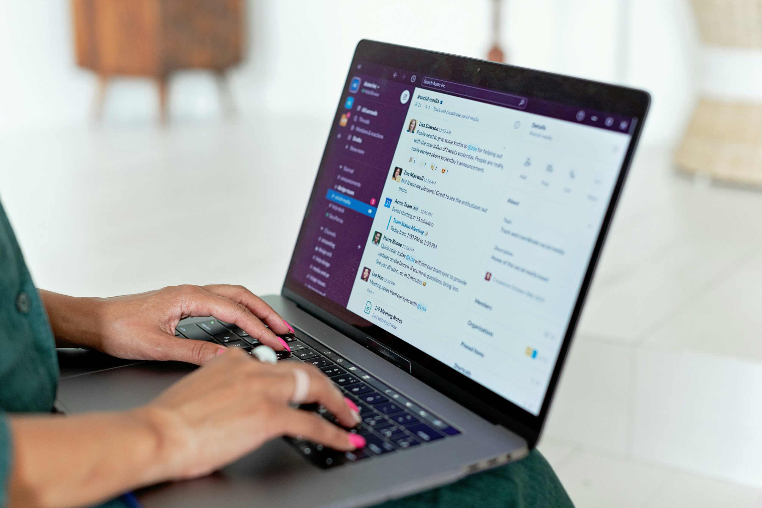 une personne qui écrit sur son ordinateur portable
