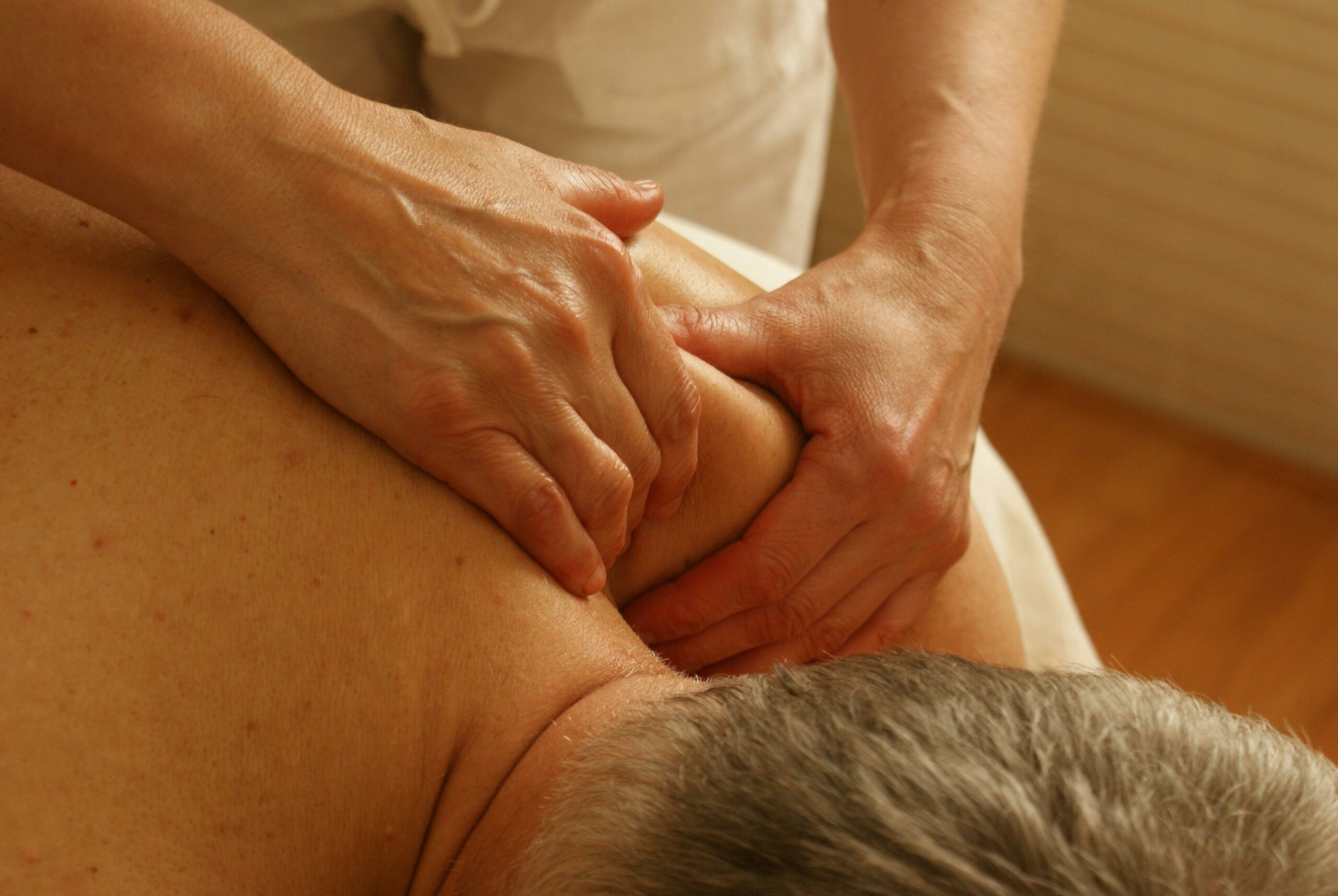 Personne allongée sur une table de soin, recevant un massage thérapeutique, illustrant les bienfaits de l’ostéopathie pour soulager les tensions et gérer le stress.