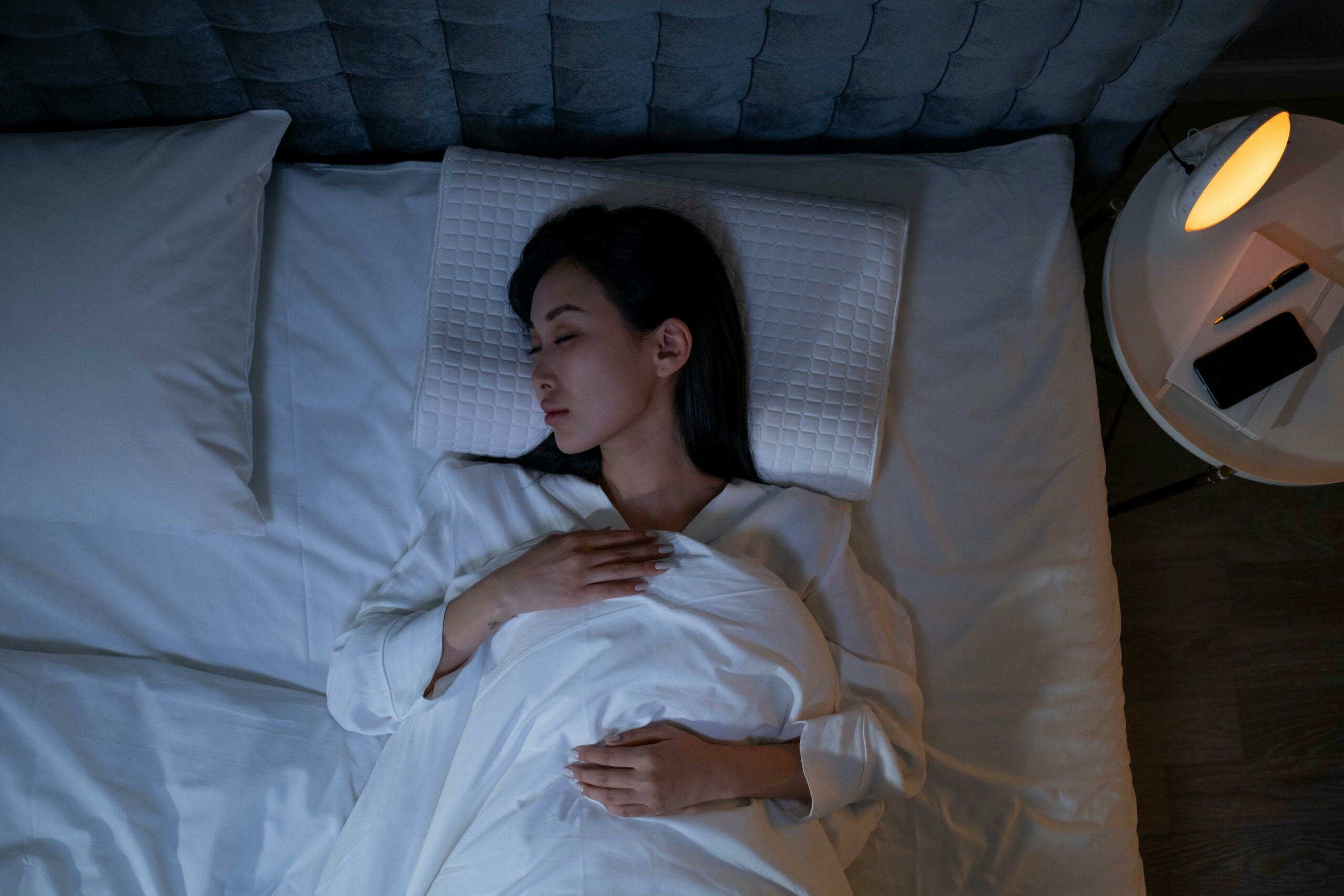 Image représentant une personne allongée paisiblement, symbolisant l'amélioration du sommeil grâce aux soins ostéopathiques. L'ostéopathie aide à soulager les tensions corporelles et à équilibrer le système nerveux, facilitant ainsi un sommeil réparateur.