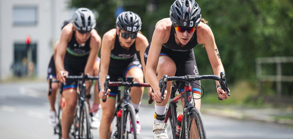 Photo de trois cyclistes.