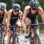 Photo de trois cyclistes.