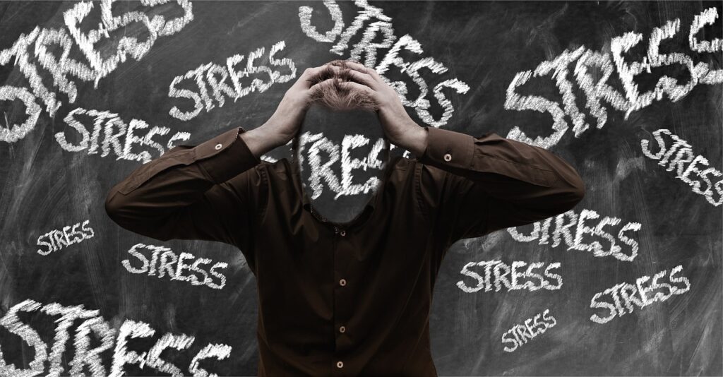 Illustration représenant un homme qui croule sous plusieurs mots "stress"