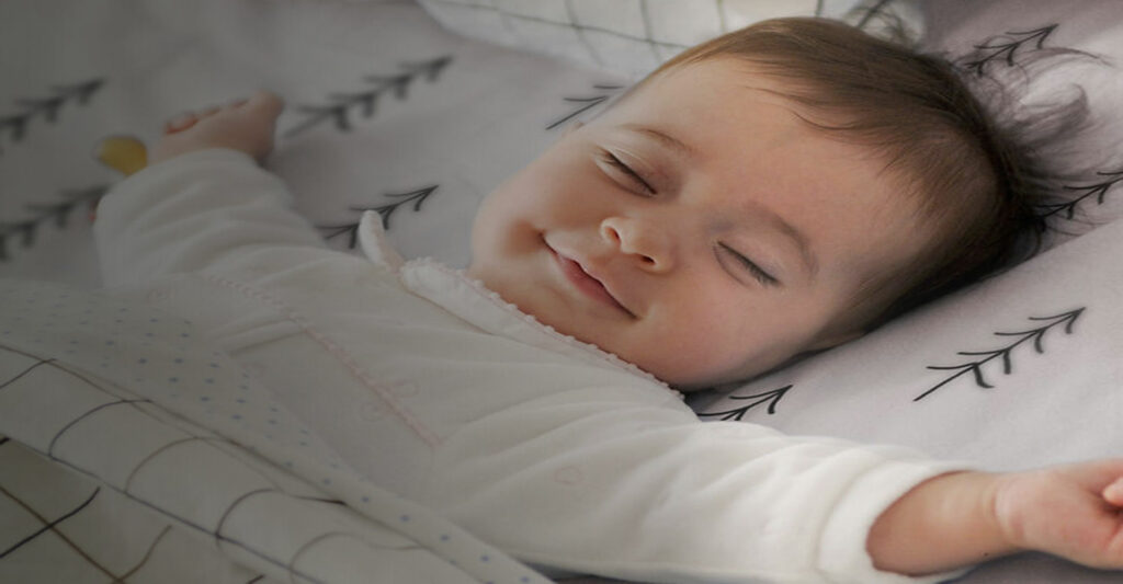 Ostéopathe effectuant un soin doux sur un bébé allongé.