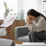 Accompagnement post-IVG : femme recevant soutien après une interruption volontaire de grossesse