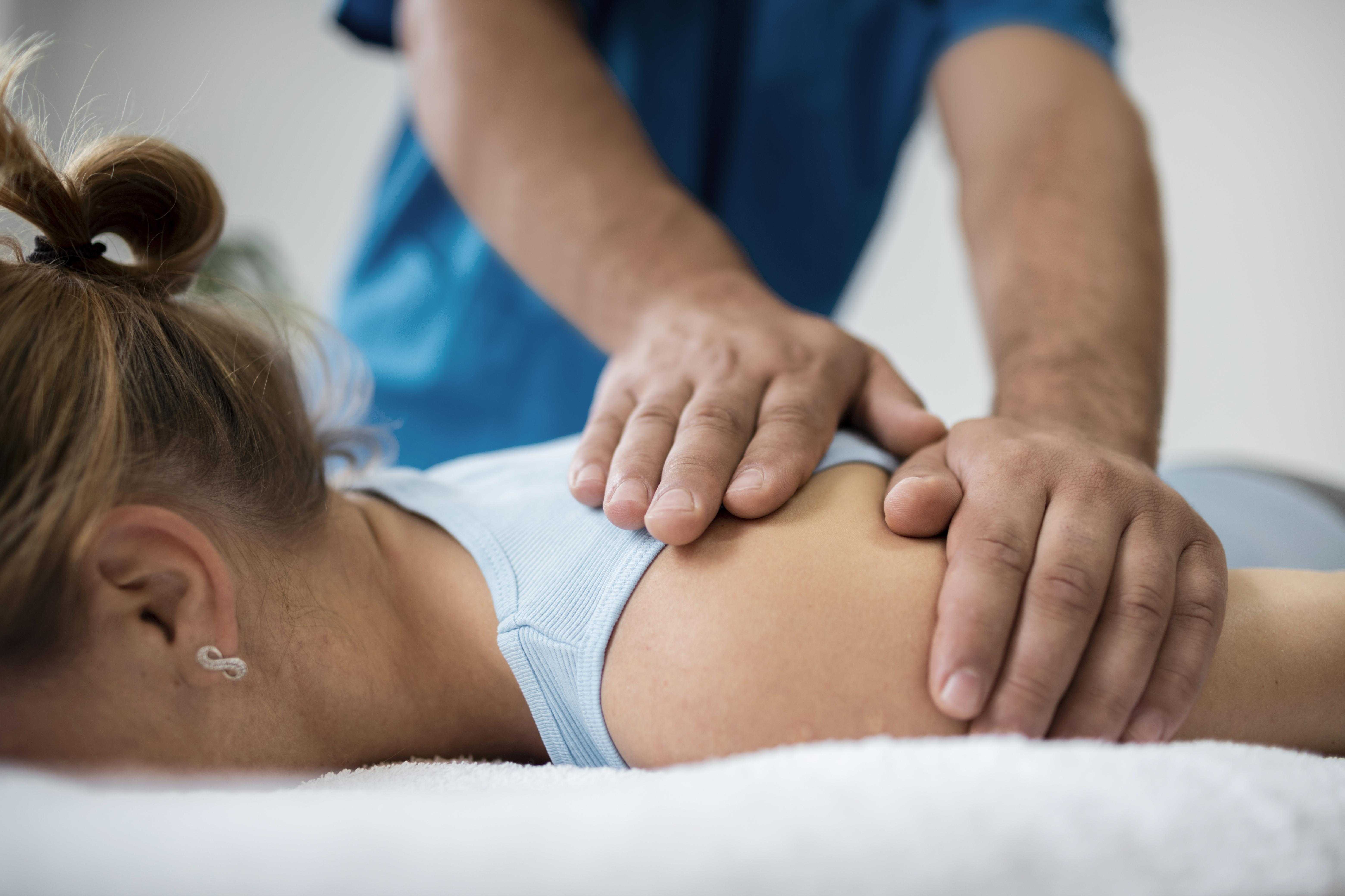 Patient détendu allongé sur une table pendant une séance d’ostéopathie préventive, visant à maintenir la mobilité et prévenir les douleurs avant leur apparition